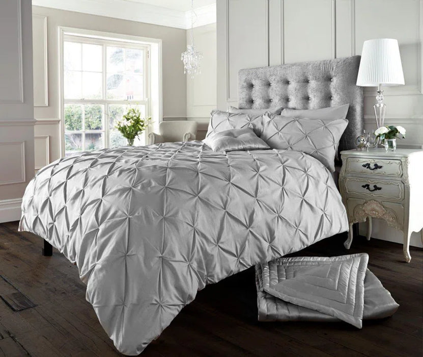 Cotton blend geometric duvet cover set with matching pillowcases, soft and breathable bedding for modern bedrooms