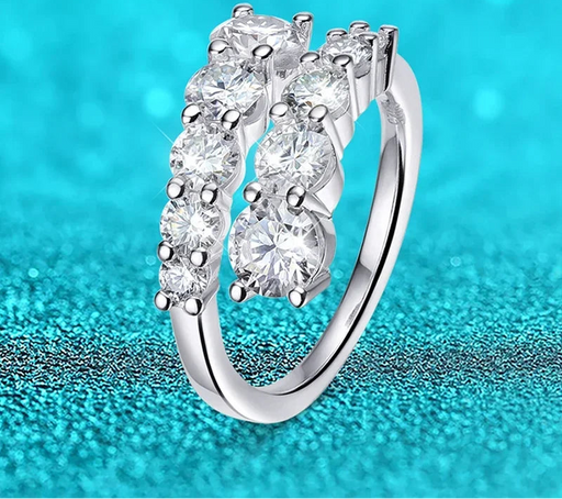 D-color VVS1 round-cut moissanite wedding ring in sterling silver