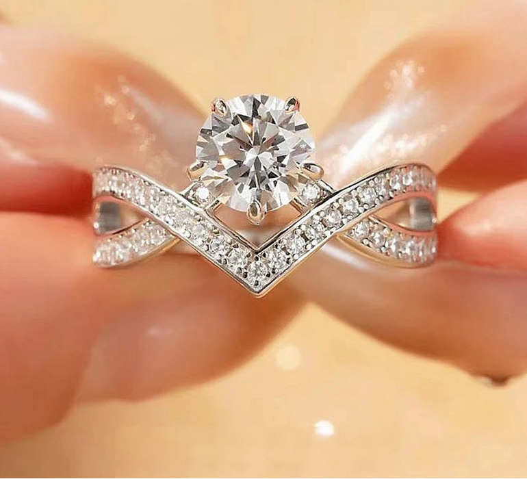 Moissanite Fashion Ring – Platinum-Plated Sparkle for Women