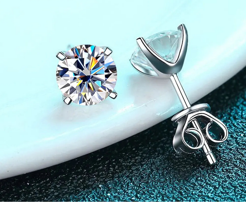 


D-color VVS1 moissanite stud earrings in 925 sterling silver with 18K gold plating and certification




