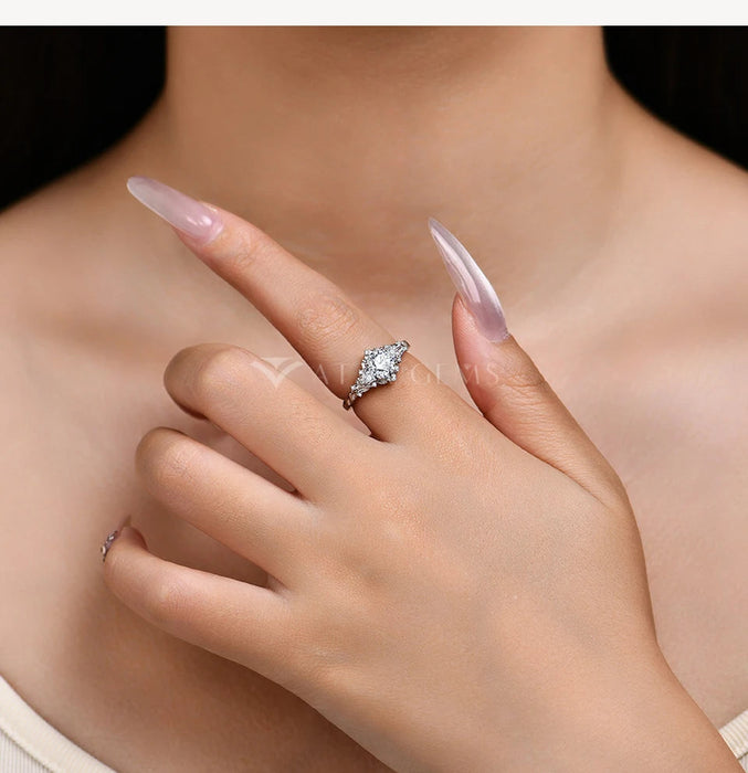 Moissanite Diamond Ring – 1CT D VVS1 Round Cut SF