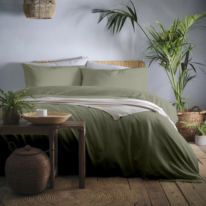 Solid colour duvet cover set with pillowcases, ultra-cozy and fade-resistant fabric for everyday comfort.